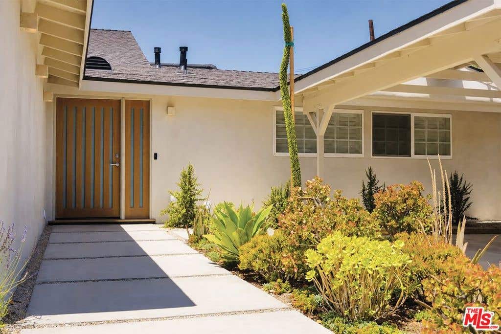 Photo of 20727 Dolorosa Street, Woodland Hills, CA 91367 (MLS # 26862529)