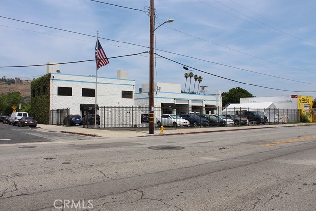 This is a rare freestanding, Glassell Park office/industrial building. The property is a
total of 7,634 square feet and consists of a 3,922 square foot, two-story office unit
(lower level could be converted to additional warehouse), and 3,712 square feet of
warehouse space. The parking is gated with great curb appeal. This building also has
tremendous access to the 5, 110 and 2 freeways.