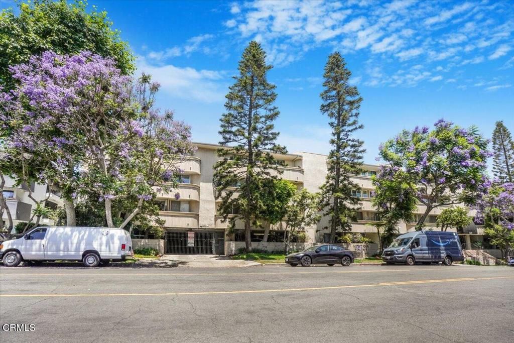 Photo of 11645 Montana Avenue #126, Los Angeles, CA 90049 (MLS # V1-34151)