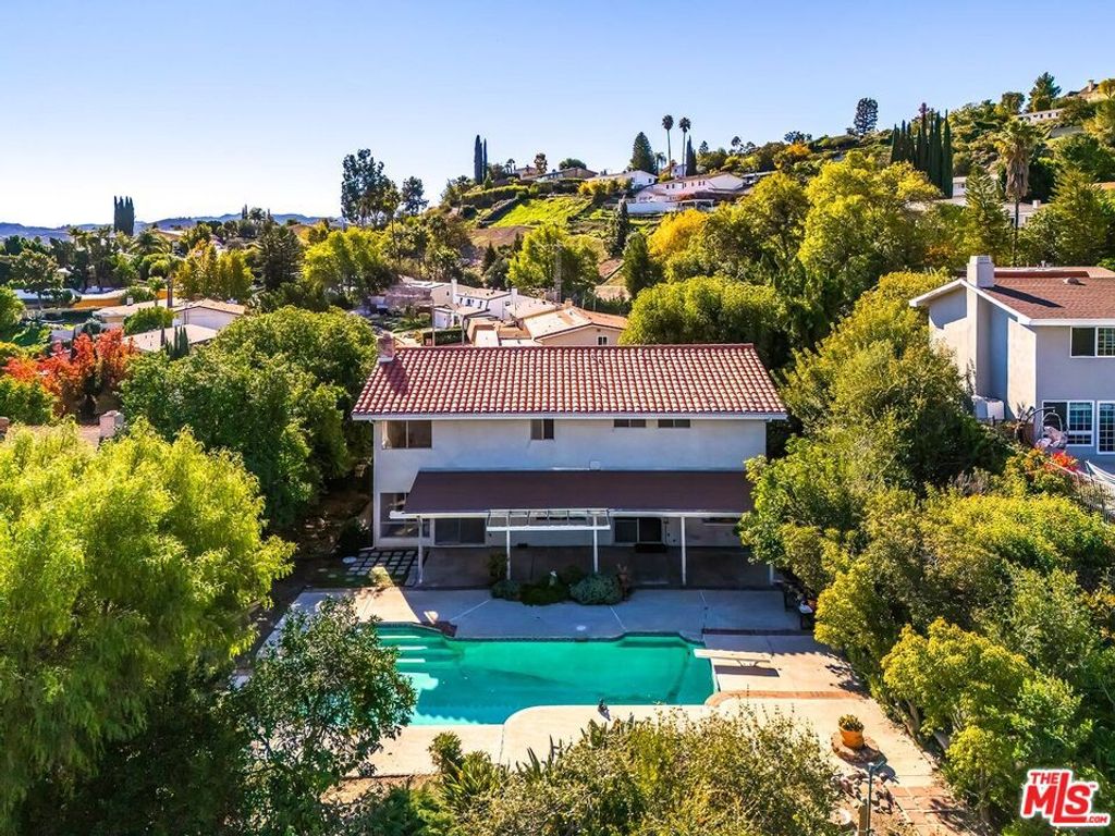 Photo of 24561 Calvert Street, Woodland Hills, CA 91367 (MLS # 25622955)