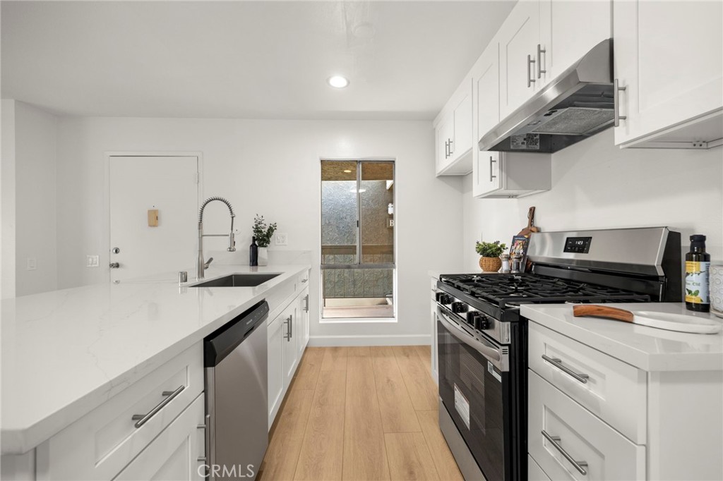 Welcome to this beautifully updated 1-bedroom, 1-bath condo. Step into a bright and open layout featuring a sleek modern kitchen with crisp white cabinetry, quartz countertops, a deep stainless-steel sink, and a high-arc pull-down faucet — perfect for both cooking and entertaining. The spacious living area flows effortlessly to your private balcony, offering a peaceful spot to enjoy your morning coffee or evening unwind. The bathroom is just as stylish with a fresh vanity, modern lighting, and updated fixtures. You’ll also appreciate thoughtful touches throughout, including brand new flooring and fresh paint. HVAC was just replaced in 2020. HOA covers water, hot water, gas, trash, and exterior maintenance — making life here even easier.
Perfectly situated near South Coast Plaza, The Camp, The Lab, Segerstrom Center for the Arts, and tons of dining and shopping options, this home offers a great mix of comfort and convenience with easy access to the 405, 55, and 5 freeways. Whether you're a first-time buyer or looking to downsize, this move-in-ready home is a smart and stylish choice.