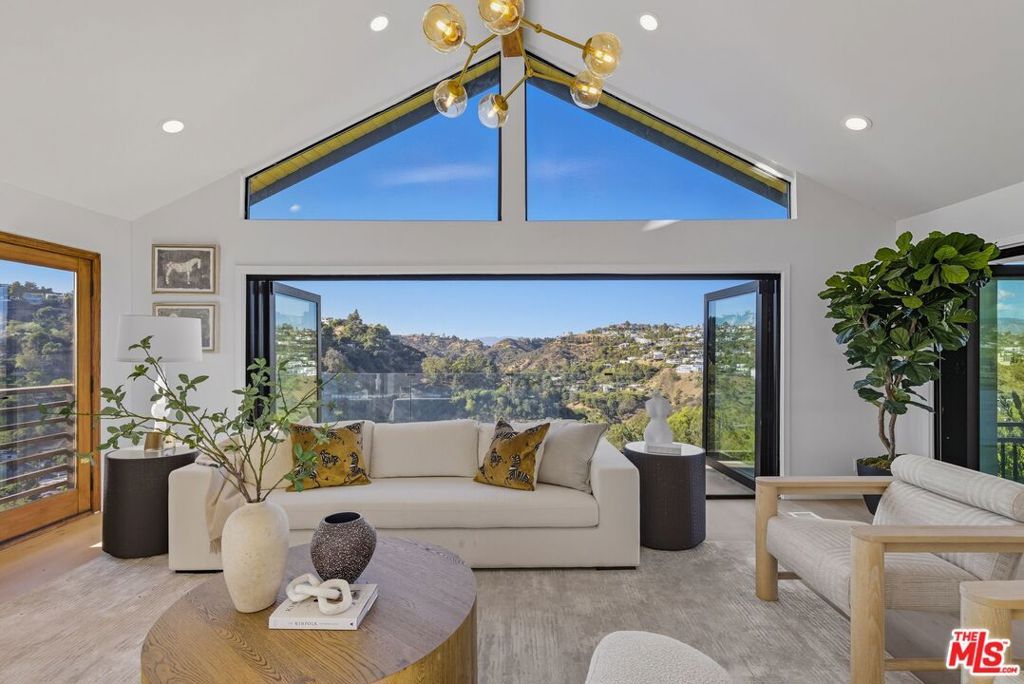Photo of 8280 Grand View Drive, Los Angeles, CA 90046 (MLS # 25594827)