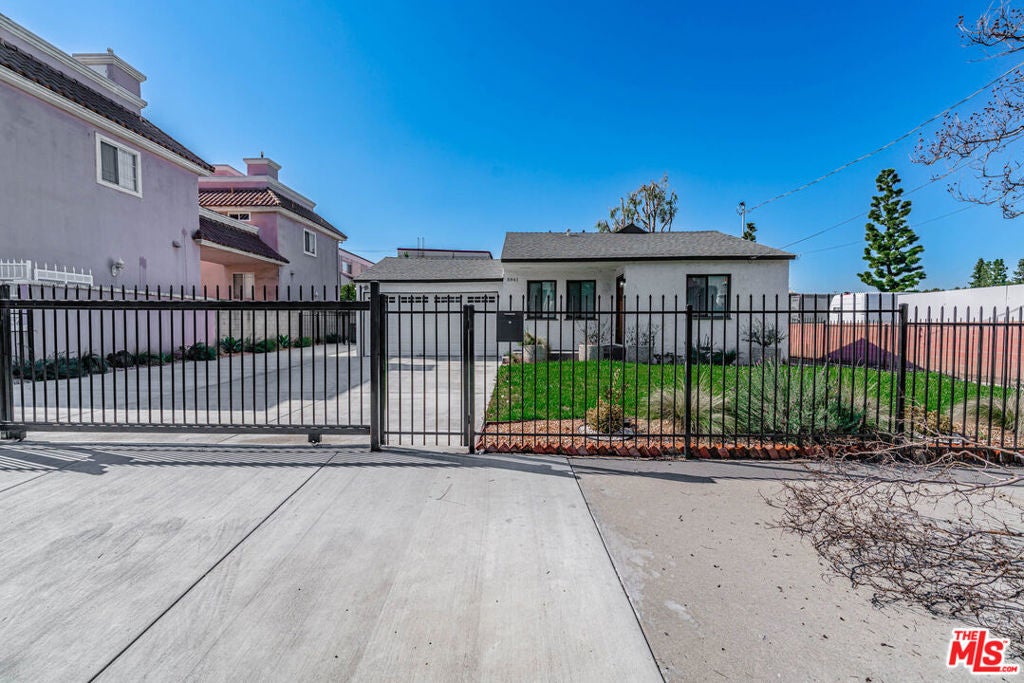 Photo of 5941 Etiwanda Avenue, Tarzana, CA 91356 (MLS # 26757677)