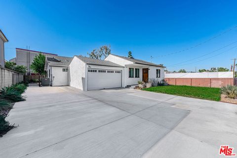 Photo of 5941 Etiwanda Avenue, Tarzana, CA 91356 (MLS # 26757677)