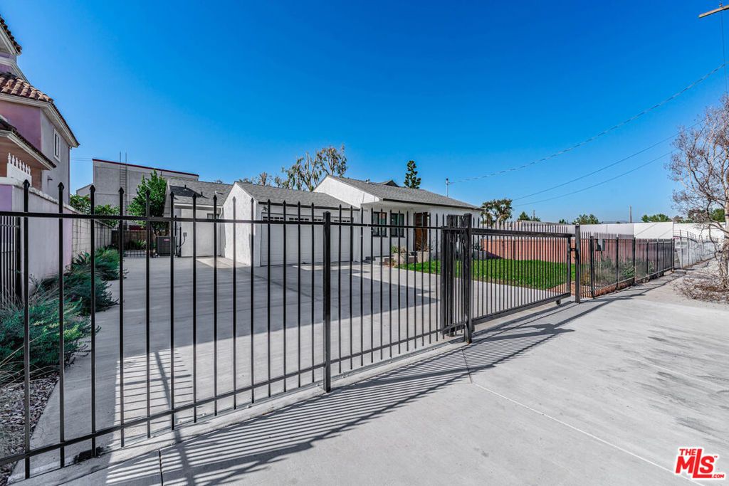 Photo of 5941 Etiwanda Avenue, Tarzana, CA 91356 (MLS # 26757677)