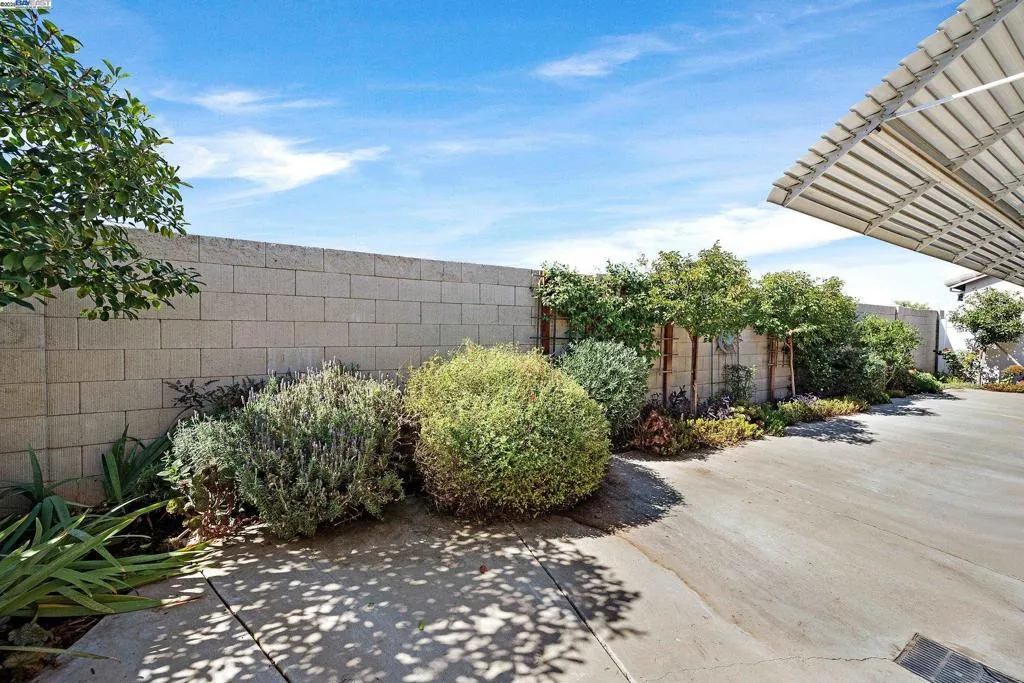 Oakdale, California 95361, United States, 2 Bedrooms Bedrooms, ,2 BathroomsBathrooms,Residential,Active,228233