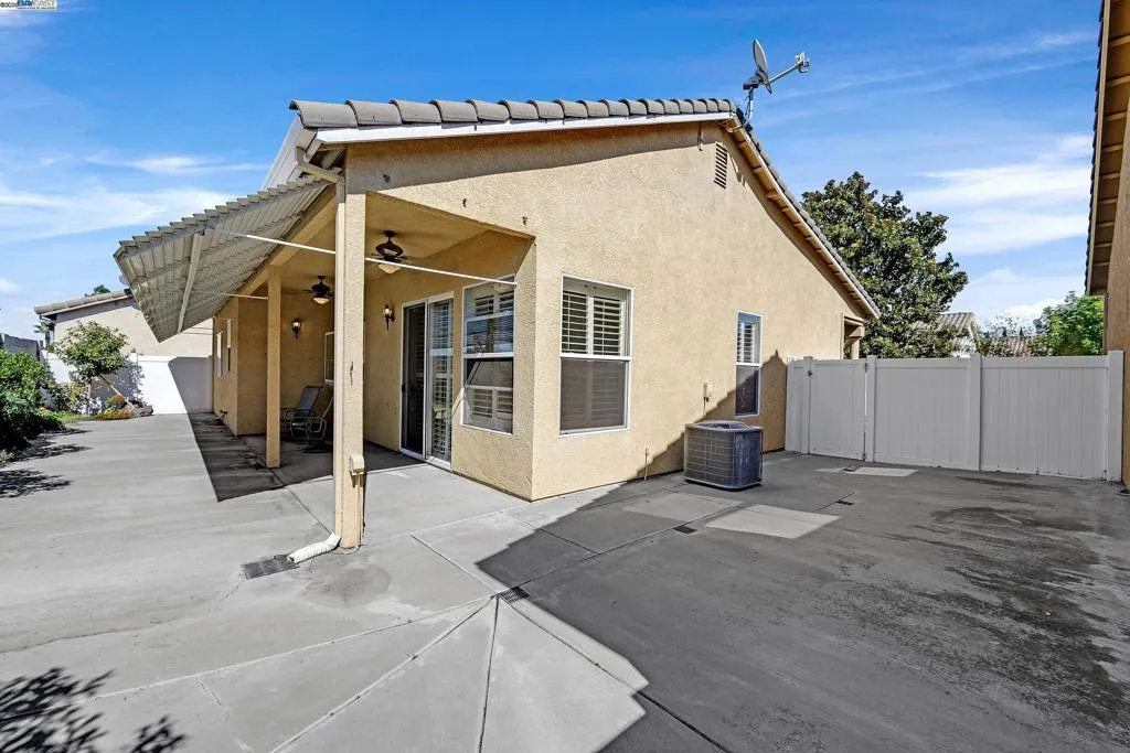 Oakdale, California 95361, United States, 2 Bedrooms Bedrooms, ,2 BathroomsBathrooms,Residential,Active,228233