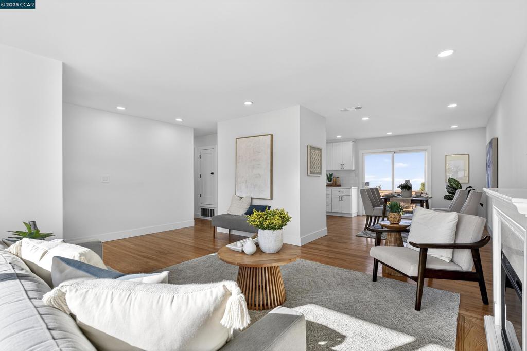 OLD PINOLE BAY - Residential