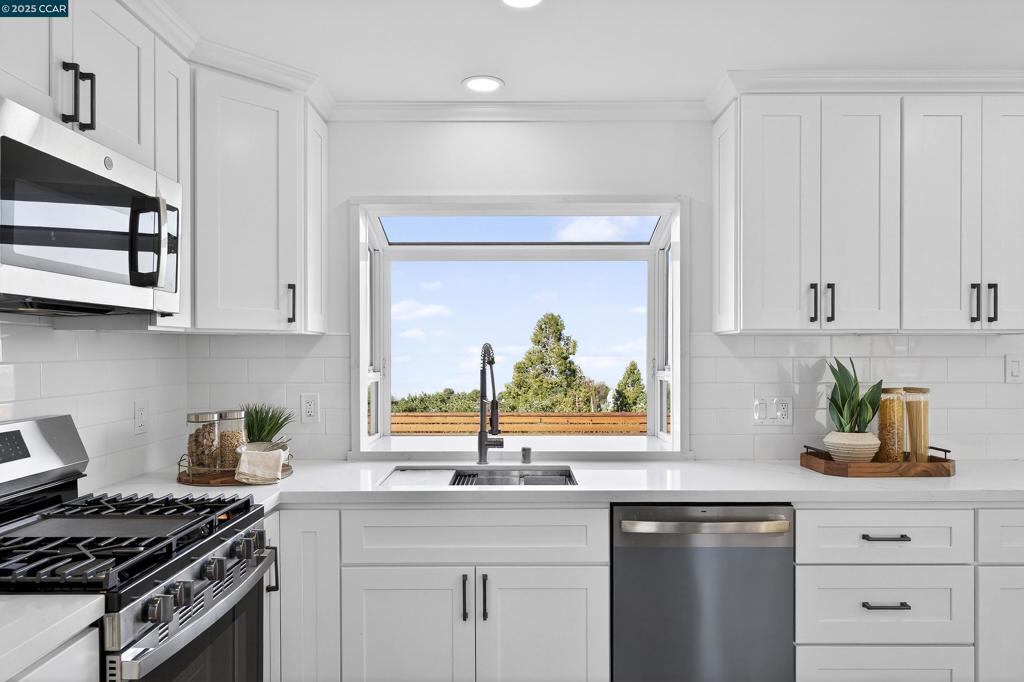 OLD PINOLE BAY - Residential