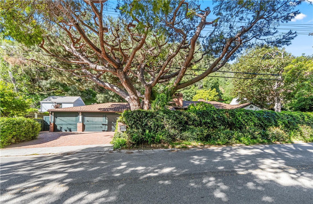 1821 Mandeville Canyon
