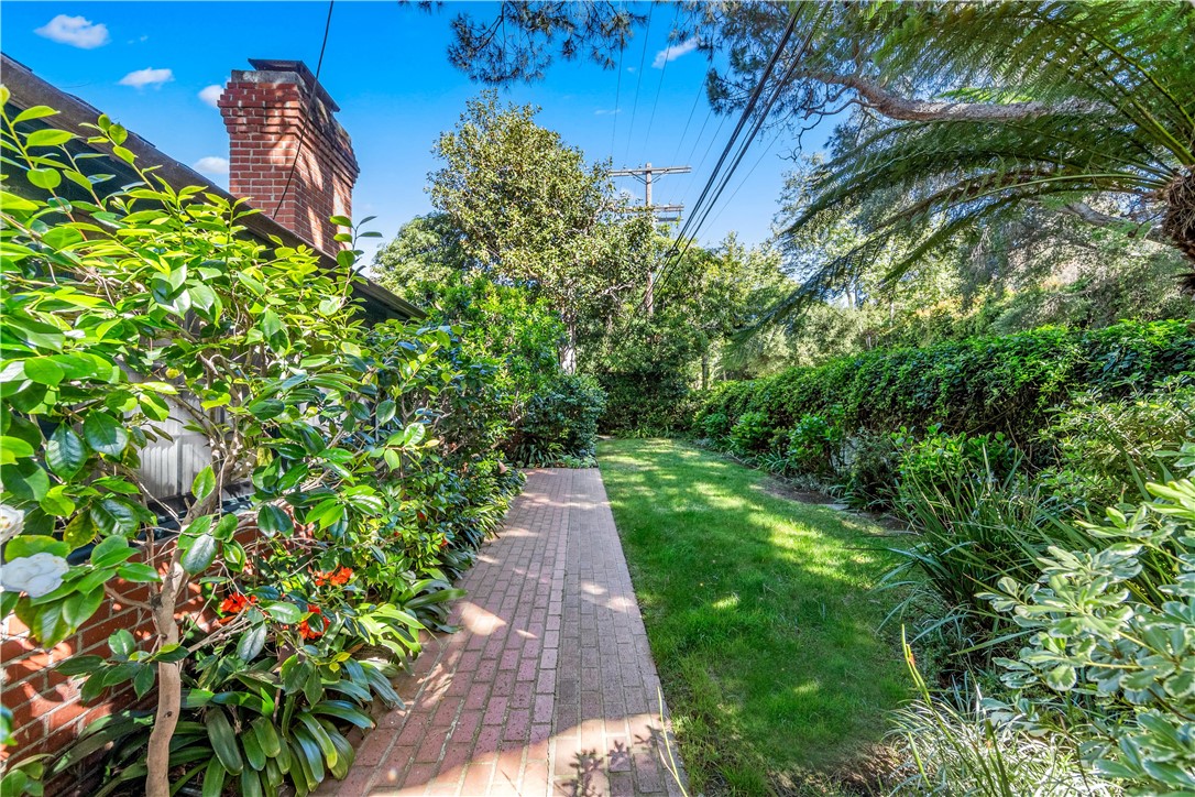 1821 Mandeville Canyon
