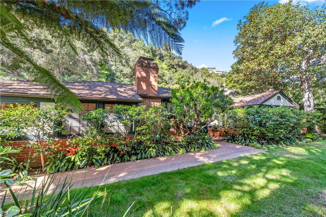 1821 Mandeville Canyon