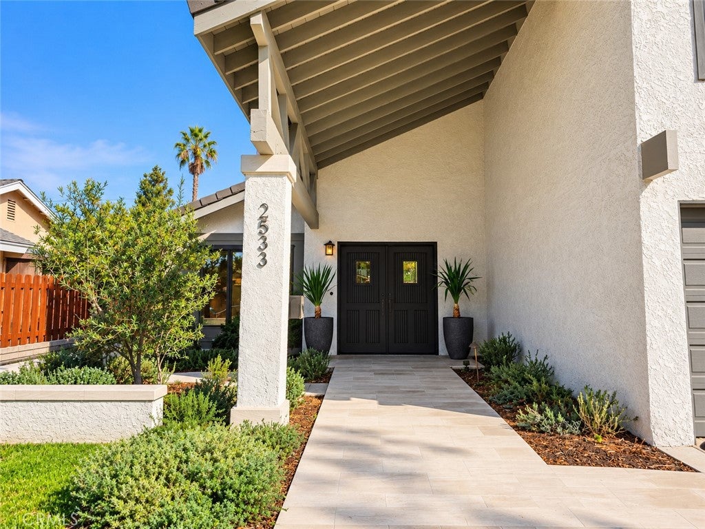 2533 E Tennyson