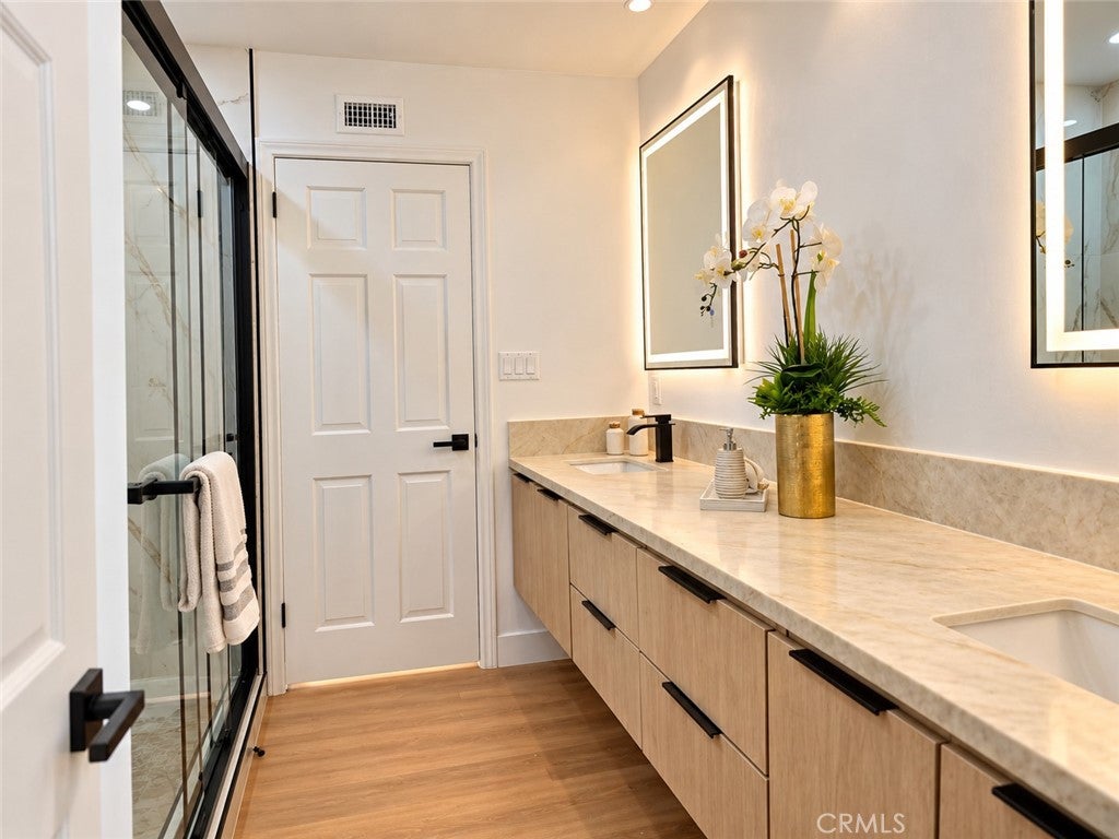 2533 E Tennyson