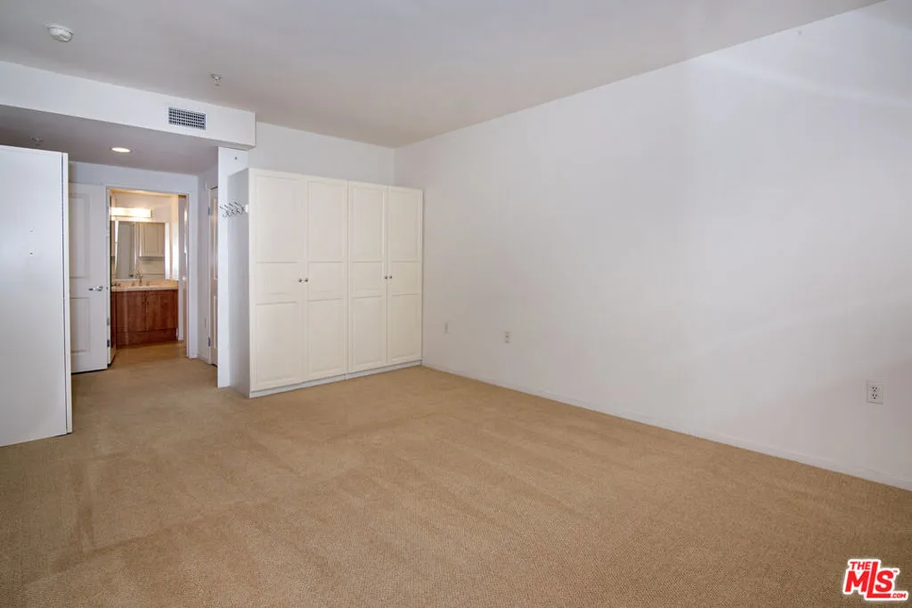 Los Angeles, California 90012, United States, 2 Bedrooms Bedrooms, ,2 BathroomsBathrooms,Residential,Pending,67760