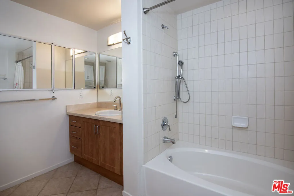 Los Angeles, California 90012, United States, 2 Bedrooms Bedrooms, ,2 BathroomsBathrooms,Residential,Pending,67760