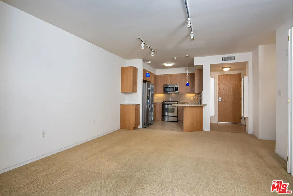 Los Angeles, California 90012, United States, 2 Bedrooms Bedrooms, ,2 BathroomsBathrooms,Residential,Pending,67760