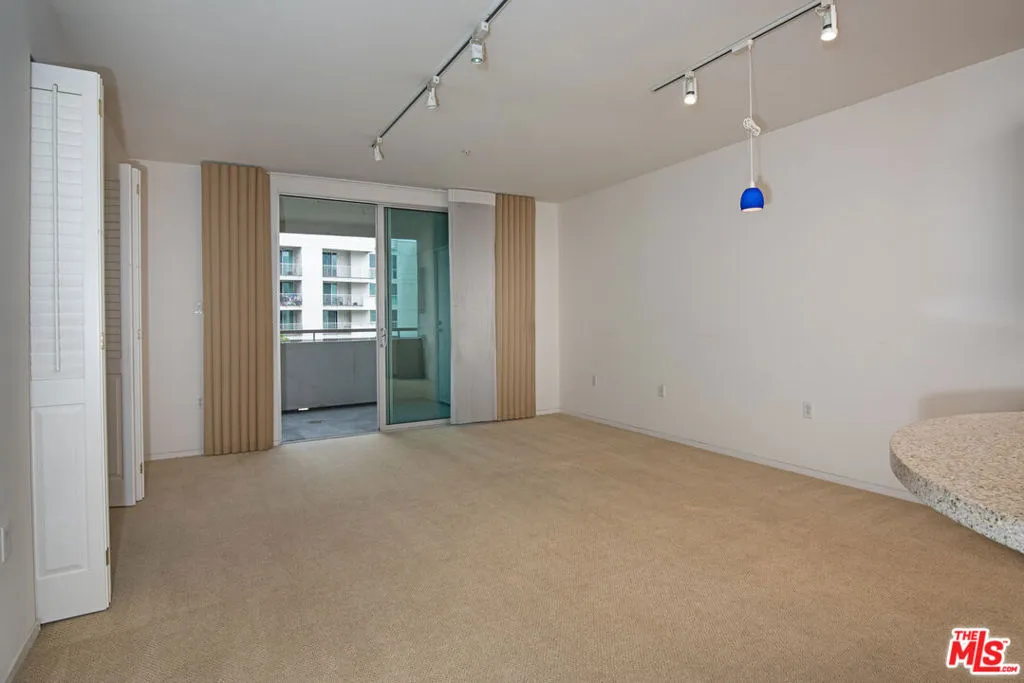 Los Angeles, California 90012, United States, 2 Bedrooms Bedrooms, ,2 BathroomsBathrooms,Residential,Pending,67760