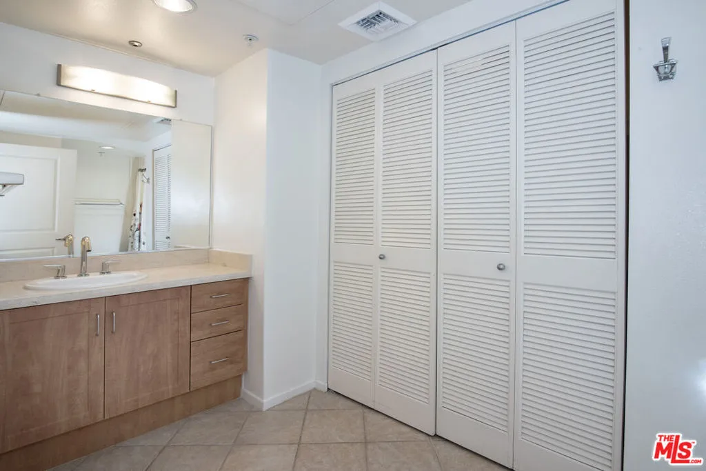 Los Angeles, California 90012, United States, 2 Bedrooms Bedrooms, ,2 BathroomsBathrooms,Residential,Pending,67760