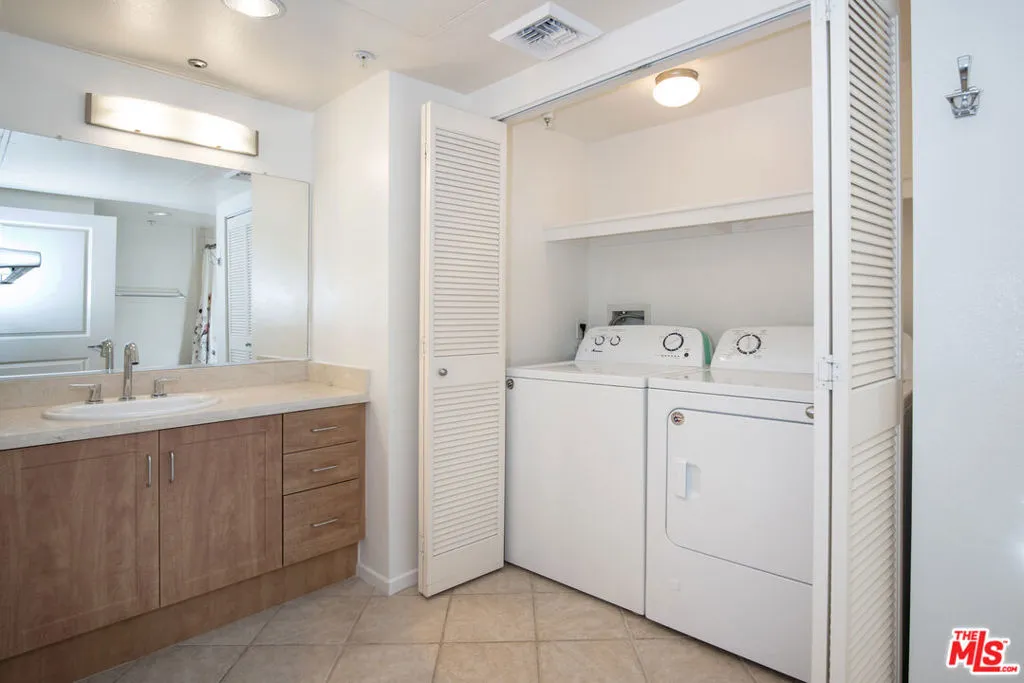 Los Angeles, California 90012, United States, 2 Bedrooms Bedrooms, ,2 BathroomsBathrooms,Residential,Pending,67760