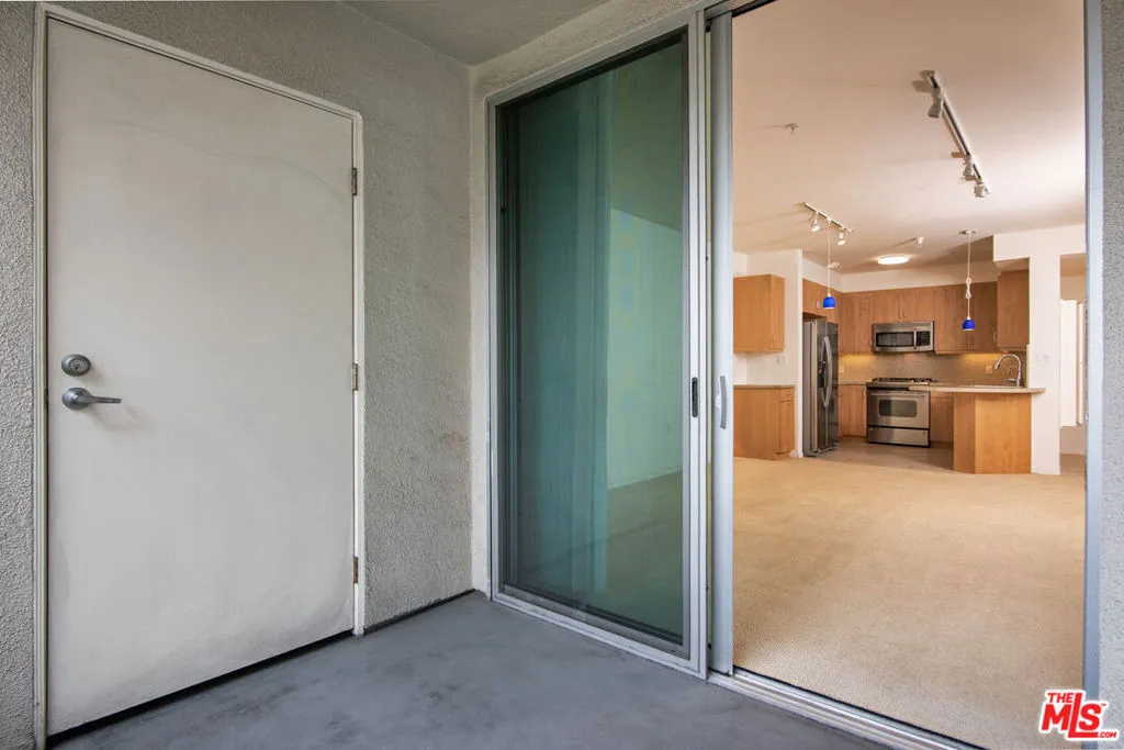 Los Angeles, California 90012, United States, 2 Bedrooms Bedrooms, ,2 BathroomsBathrooms,Residential,Pending,67760