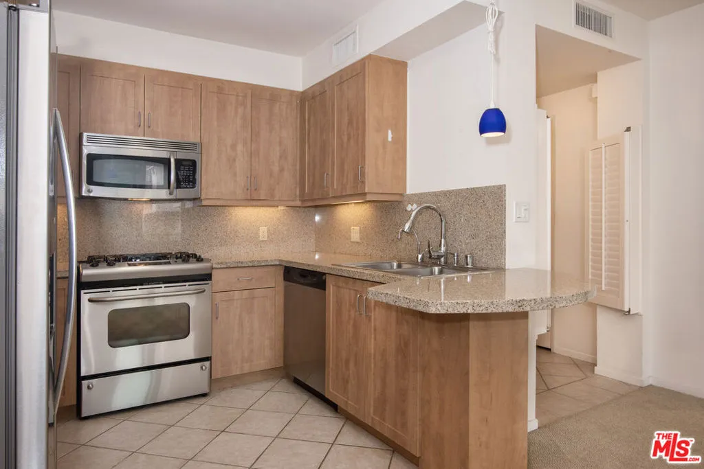 Los Angeles, California 90012, United States, 2 Bedrooms Bedrooms, ,2 BathroomsBathrooms,Residential,Pending,67760