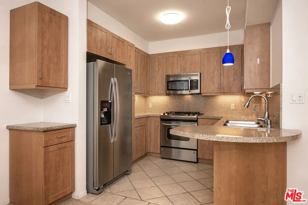 Los Angeles, California 90012, United States, 2 Bedrooms Bedrooms, ,2 BathroomsBathrooms,Residential,Pending,67760