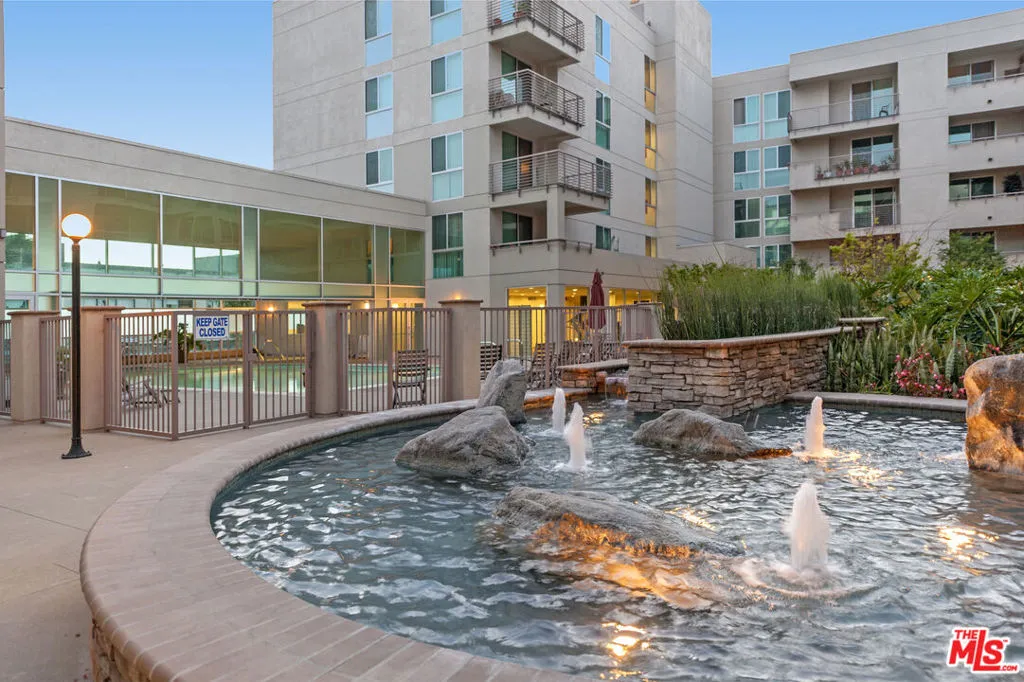 Los Angeles, California 90012, United States, 2 Bedrooms Bedrooms, ,2 BathroomsBathrooms,Residential,Pending,67760