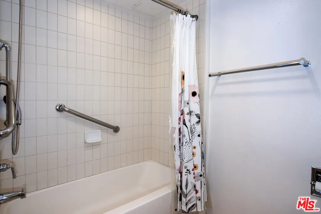 Los Angeles, California 90012, United States, 2 Bedrooms Bedrooms, ,2 BathroomsBathrooms,Residential,Pending,67760