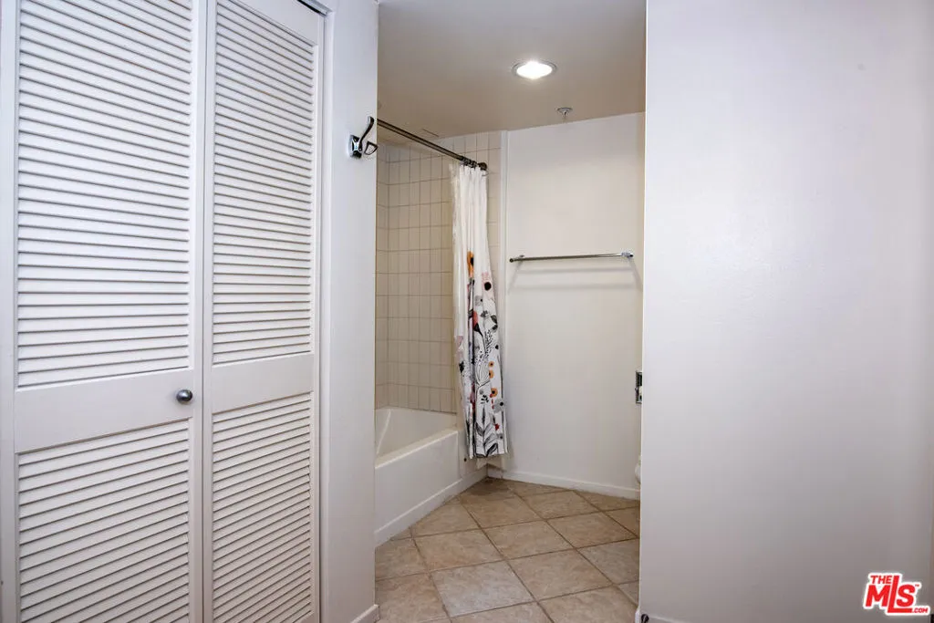 Los Angeles, California 90012, United States, 2 Bedrooms Bedrooms, ,2 BathroomsBathrooms,Residential,Pending,67760