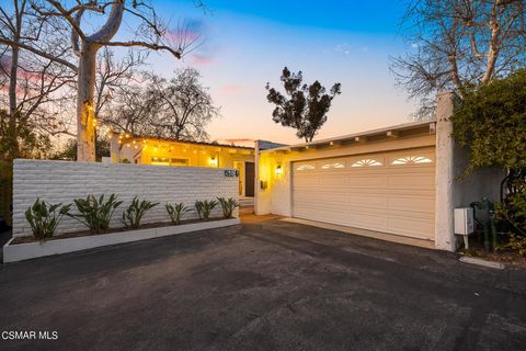 Photo of 450 Tuolumne Avenue #1, Thousand Oaks, CA 91360 (MLS # 223004407)