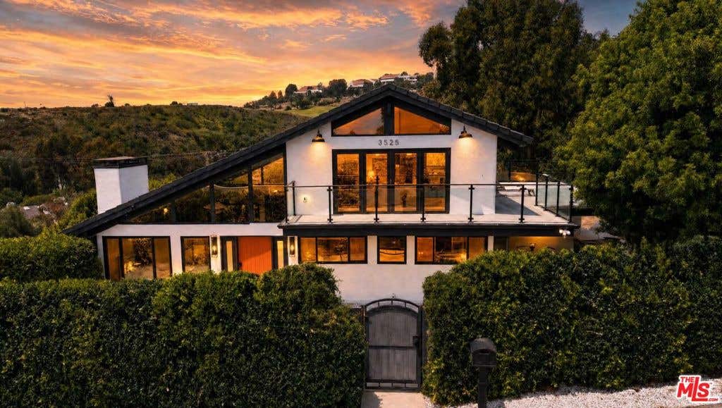 Photo of 3525 Coast View Drive, Malibu, CA 90265 (MLS # 26839985)