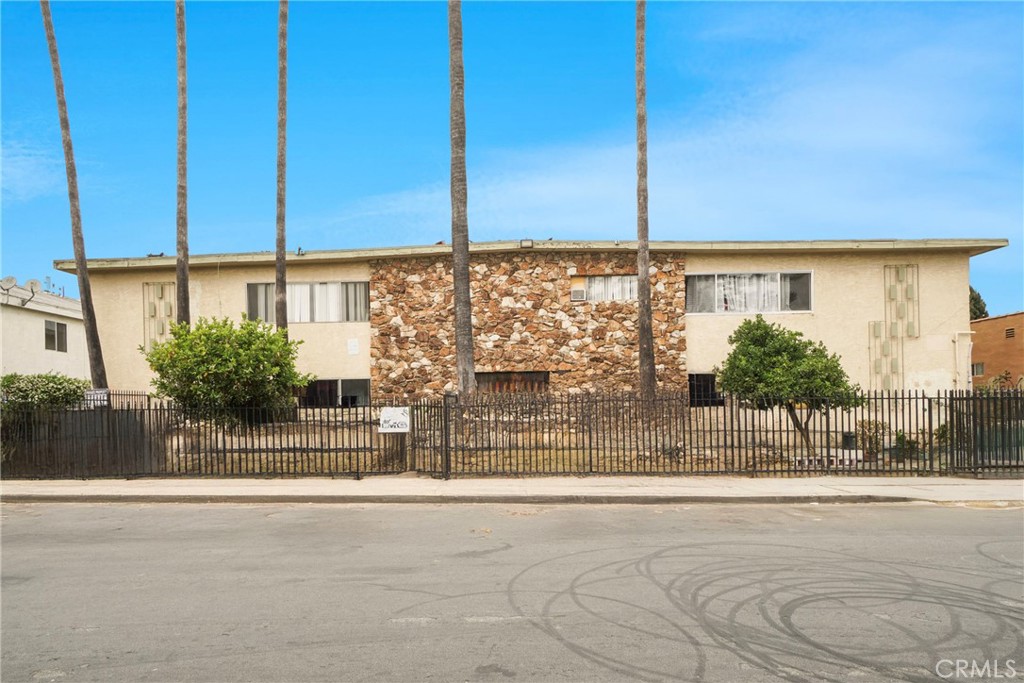 601 W. 82nd Street is a 20-unit apartment building located at 601 W. 82nd Street in South Los Angeles. Situated on 18,603 square feet of land, the property consists of a one, two-story building boasting two (2) one-bedroom units and eighteen (18) two-bedroom units.
The property was constructed in 1963 using wood frames and stucco construction. It has been under the same ownership group for the last forty (40) years. While the units have been kept in good condition over the years, there is an opportunity to untap 70% rental upside through turnover of the existing units and achieving market rents. The units are separately metered for gas and electricity, and the landlord pays for the water. The building requires the tuck-under parking to be retrofitted. The seller has not started the process.