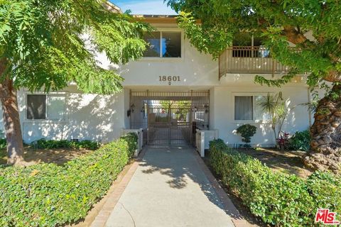 Photo of 18601 Collins Street #D27, Tarzana, CA 91356 (MLS # 26652721)