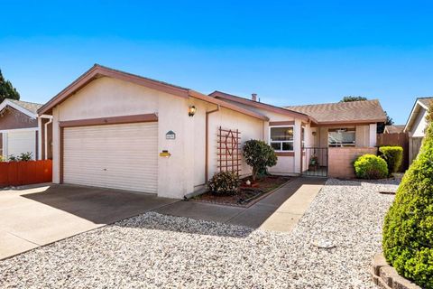 Photo of 459 Vivienne Drive, Watsonville, CA 95076 (MLS # ML82040805)
