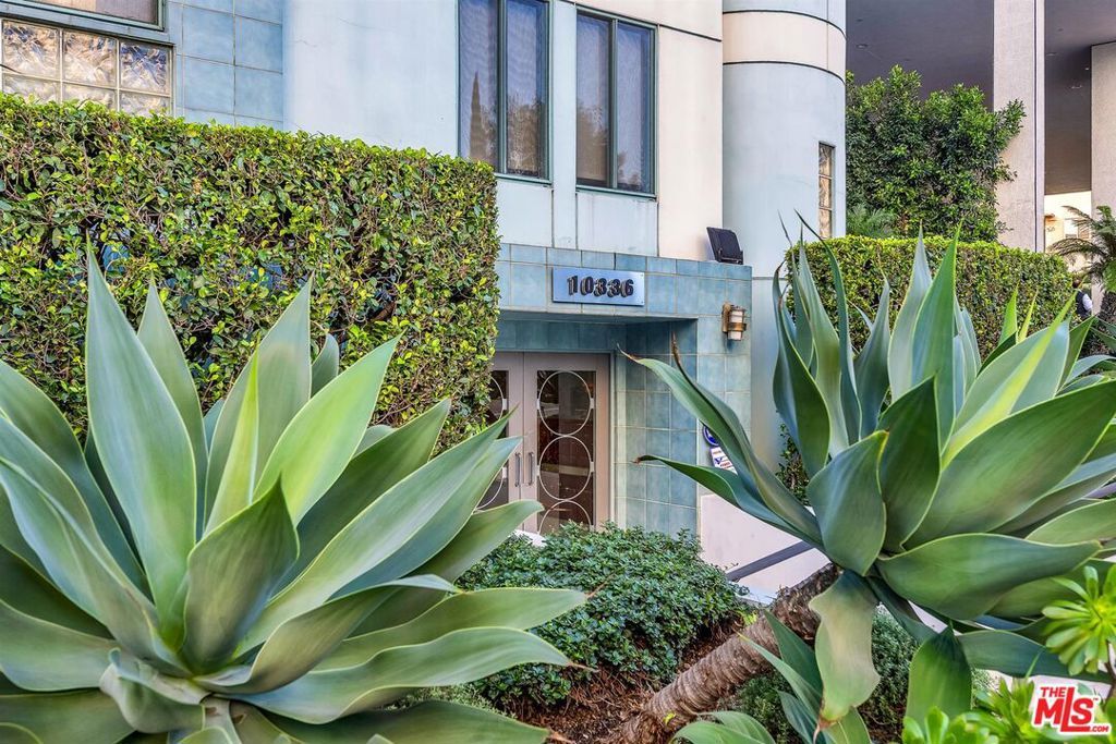 Photo of 10336 Wilshire Boulevard #201, Los Angeles, CA 90024 (MLS # 26632087)