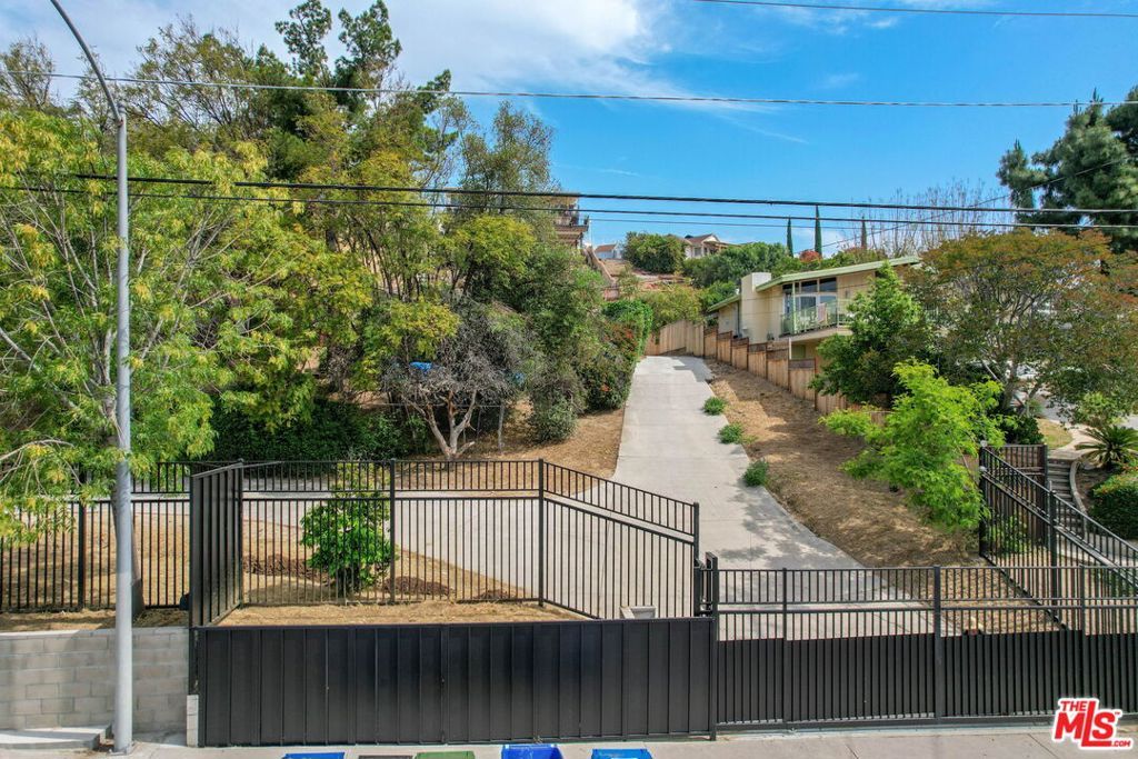 Photo of 17823 Rinaldi Street, Granada Hills, CA 91344 (MLS # 25564243)