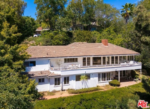 Photo of 131 Ashdale Avenue, Los Angeles, CA 90049 (MLS # 26876357)