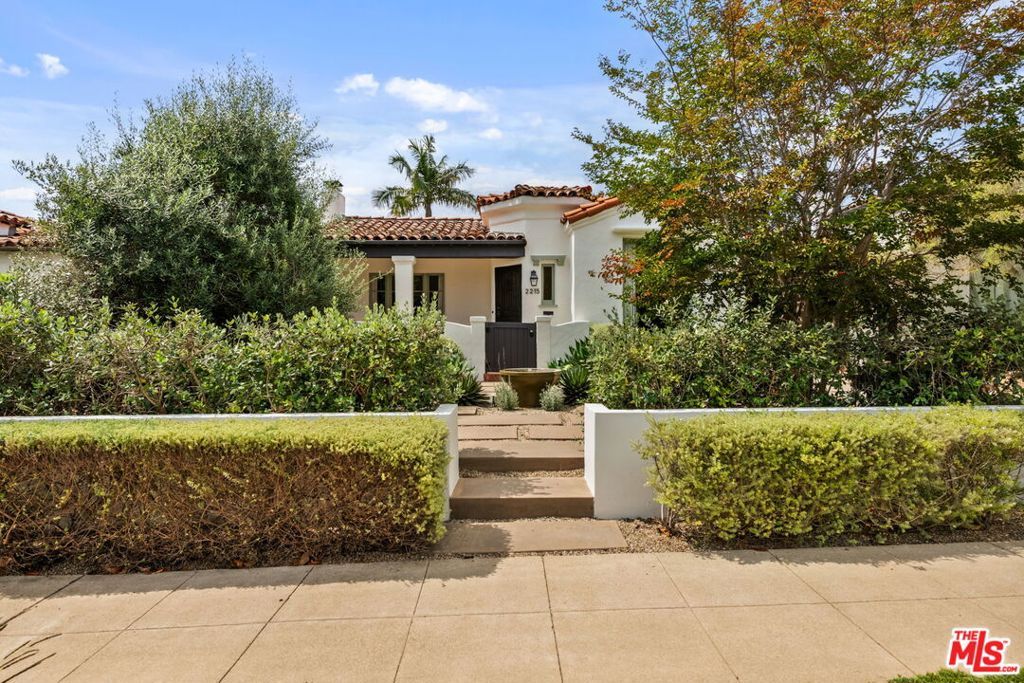 Photo of 2215 Prosser Avenue, Los Angeles, CA 90064 (MLS # 25591477)
