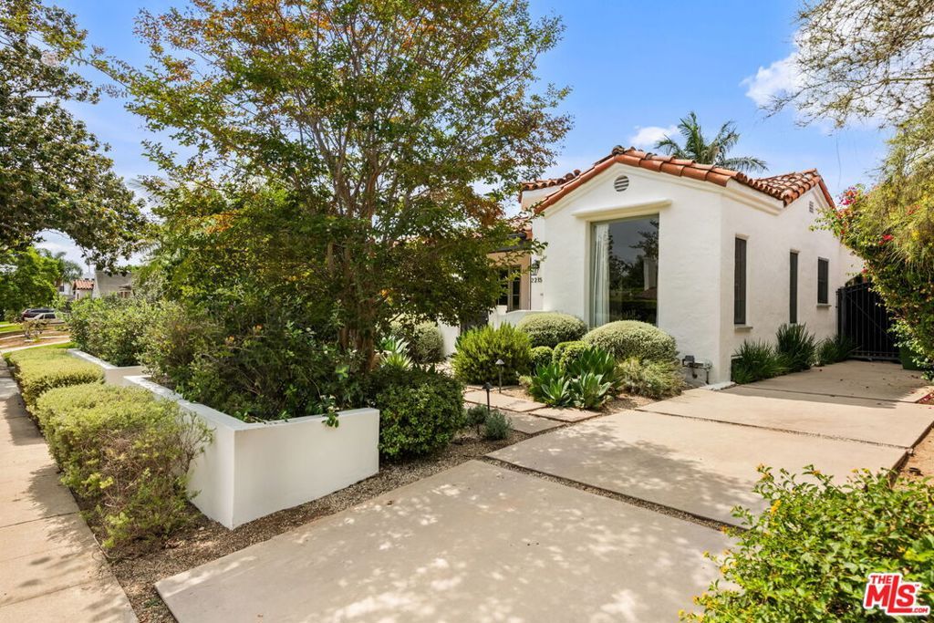 Photo of 2215 Prosser Avenue, Los Angeles, CA 90064 (MLS # 25591477)