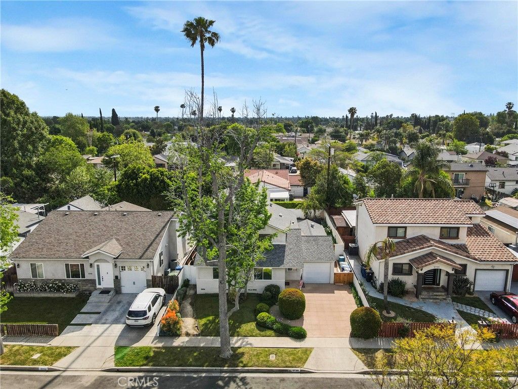 Photo of 5730 Newcastle Avenue, Encino, CA 91316 (MLS # SR25234347)