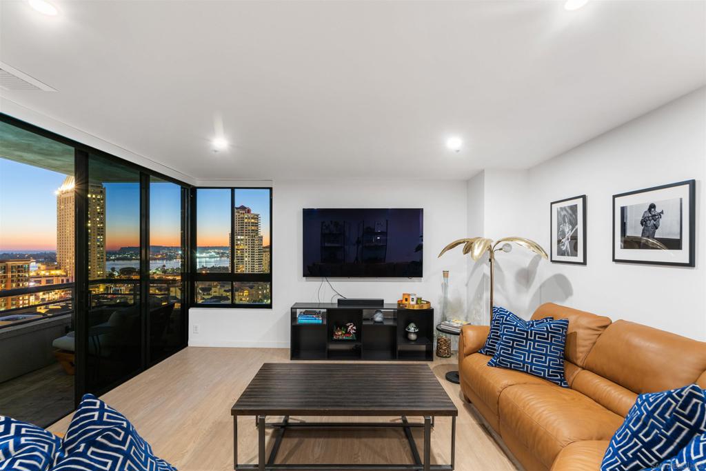 700 Front St 1102