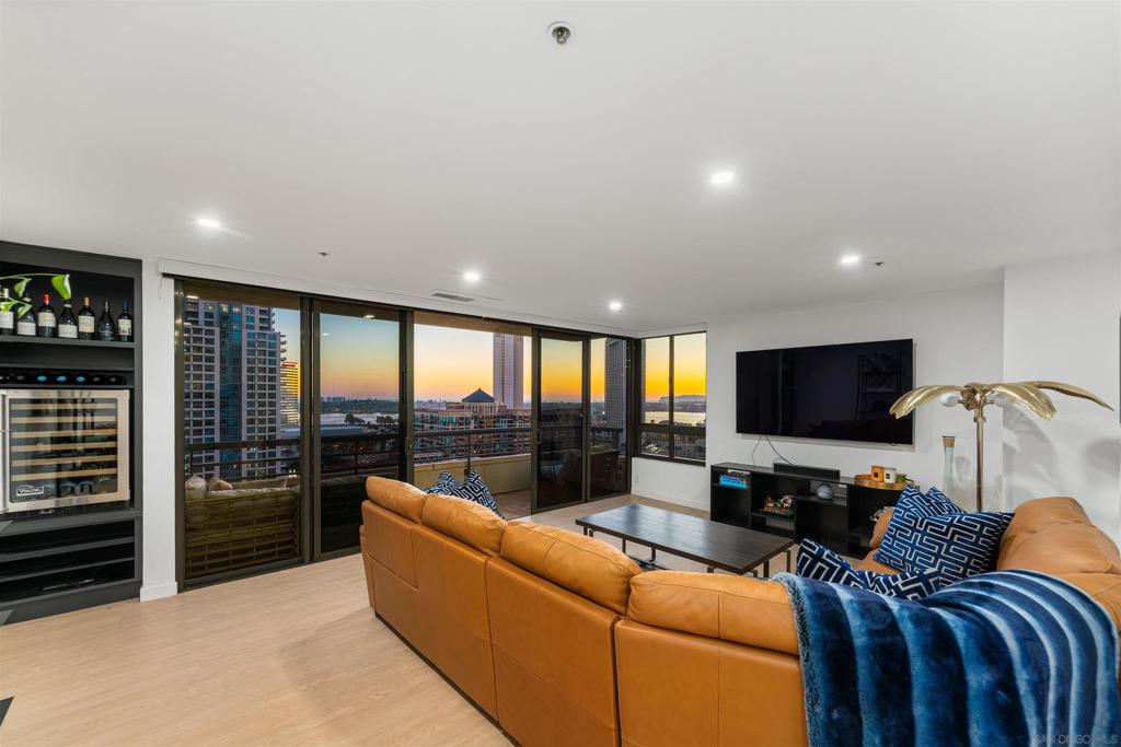700 Front St 1102