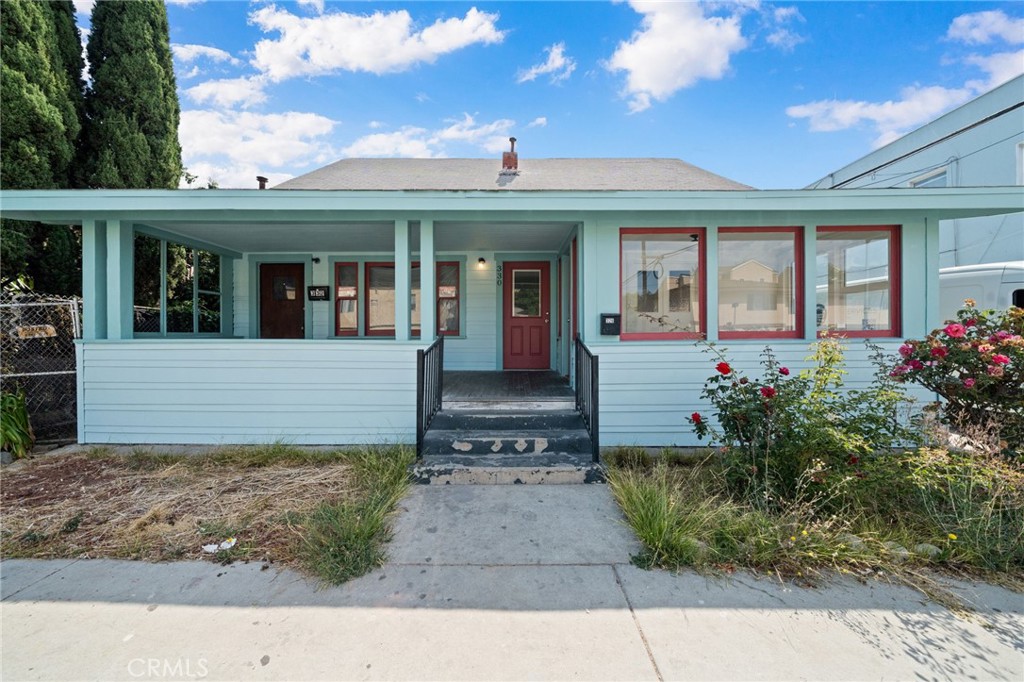 This beautifully and tastefully renovated craftsman 3-bedroom 2 bathroom home in downtown area of Long Beach is now ready for you! It is next to the court house, only few-blocks away from the beach and less than a 1-mile away from Downtown Long Beach! It is central to everything that is Long Beach has to offer: beaches, nightlife, museums, convention center, Aquarium of the Pacific, The Queen Mary and many more attractions! This is a very spacious 2 story 3 bedroom/2 bath home with a side driveway to fit 3 vehicles.