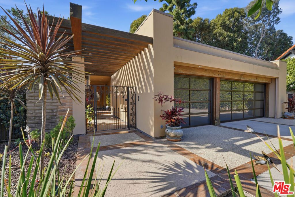 Photo of 17424 Cumpston Street, Encino, CA 91316 (MLS # 26642325)