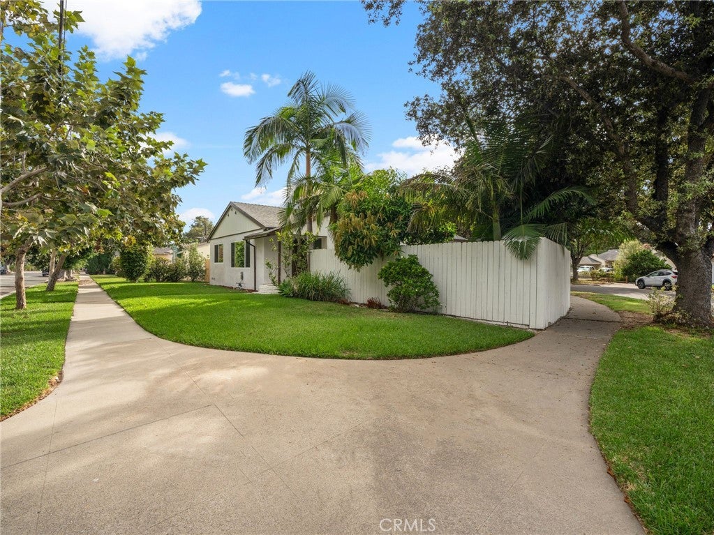 2422 N Forest