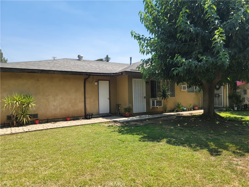 Single-Story 2-Bedroom Duplex in Redlands! Walking Distance to the Downtown area. Stove/Oven (gas), Refrigerator, and Washer/Dryer Hookups (garage) included. Window AC and Wall Furnace. Single-Car Garage and Rear Patio with small Fenced Backyard. Water, Trash, Sewer, and Gardening Provided! No Pets Please.