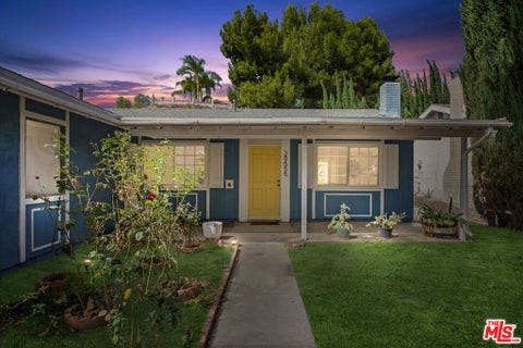 Photo of 29555 Abelia Road, Canyon Country, CA 91387 (MLS # 26103649)
