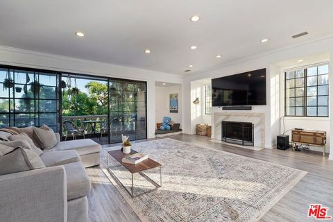 Photo of 403 N Palm Drive #3, Beverly Hills, CA 90210 (MLS # 26644539)