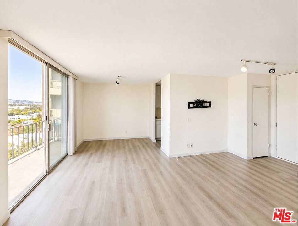 100 S Doheny Drive 815